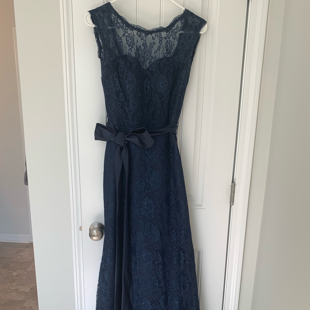Beautiful lace gown with open back - Picture 5 of 7